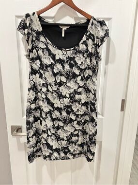 BCBGeneration Black & White Floral Cap-Sleeve Mini Dress size 10